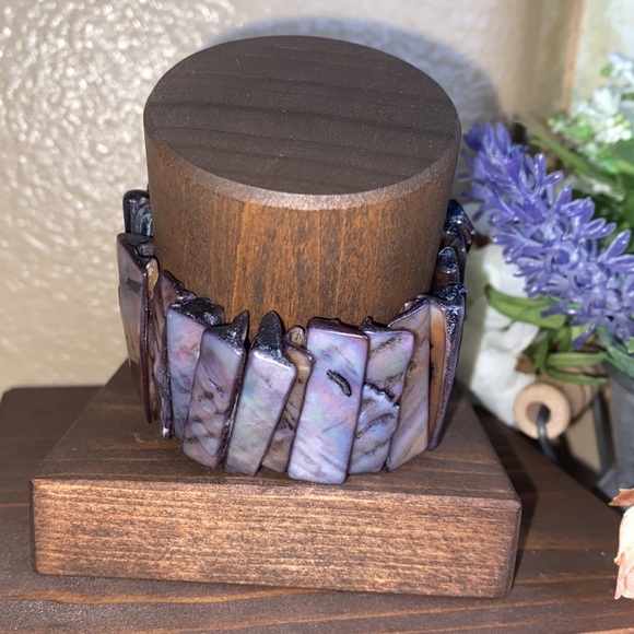 ⚠️ Clearance - Artisan Black purple Iridescent dyed shell stretch bracelet - Picture 3 of 5